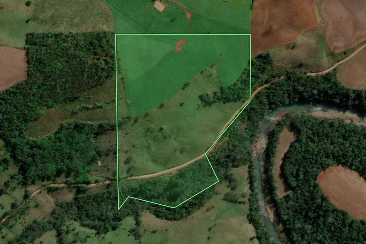 Imagem de satélite do imóvel rural em Barra do Rio Azul (RS), com o contorno declarado no CAR desenhado por cima.