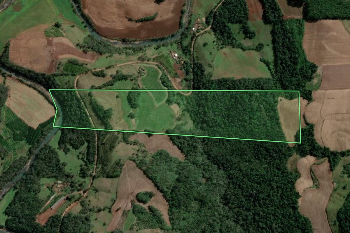 Imagem de satélite do imóvel rural em Barra do Rio Azul (RS), com o contorno declarado no CAR desenhado por cima.