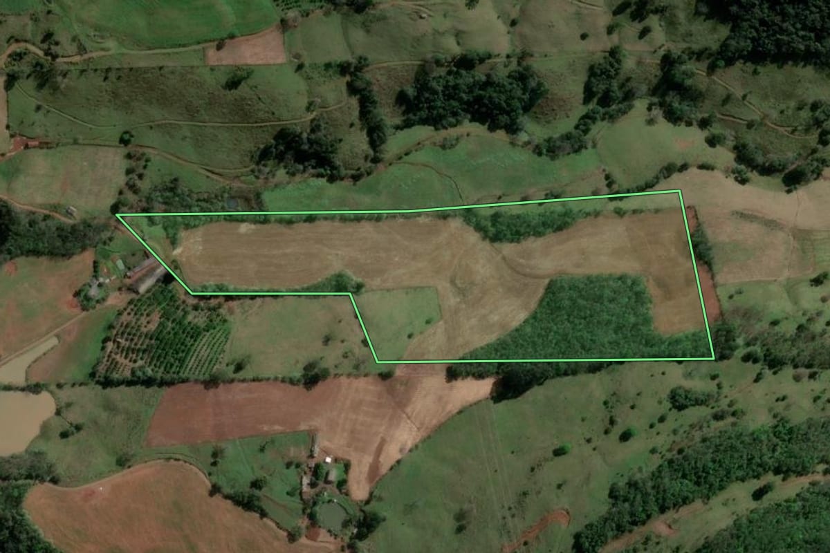 Imagem de satélite do imóvel rural em Barra do Rio Azul (RS), com o contorno declarado no CAR desenhado por cima.