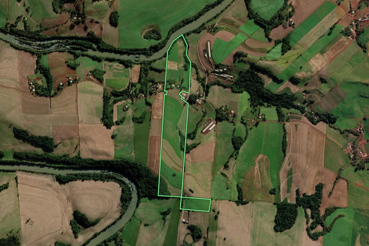 Imagem de satélite do imóvel rural em Barra Funda (RS), com o contorno declarado no CAR desenhado por cima.