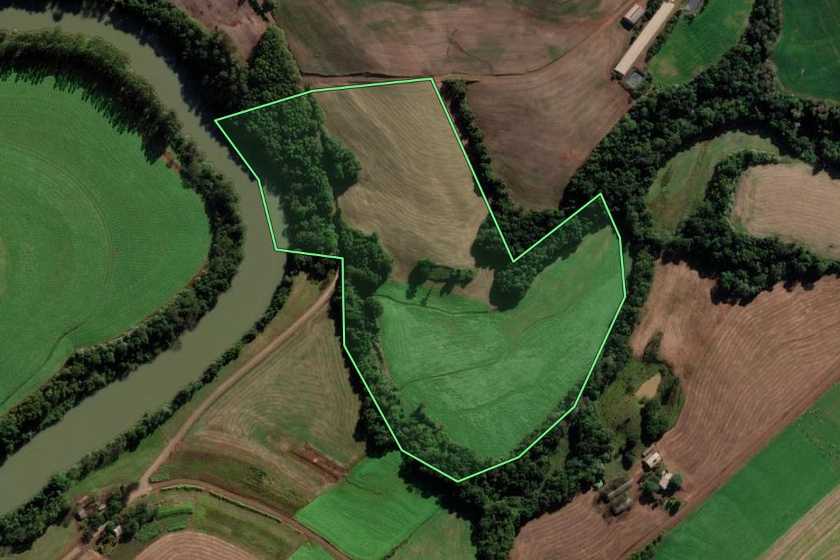 Imagem de satélite do imóvel rural em Barra Funda (RS), com o contorno declarado no CAR desenhado por cima.