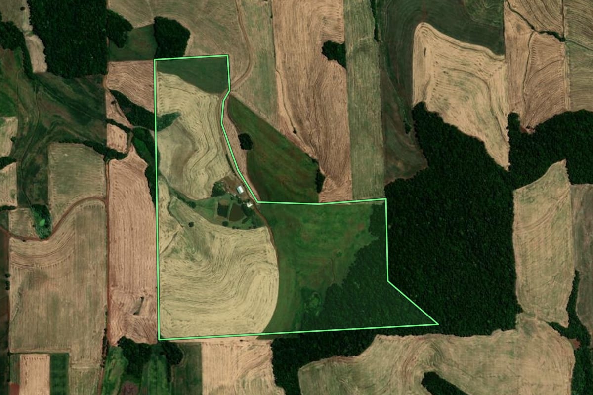 Imagem de satélite do imóvel rural em Barra Funda (RS), com o contorno declarado no CAR desenhado por cima.