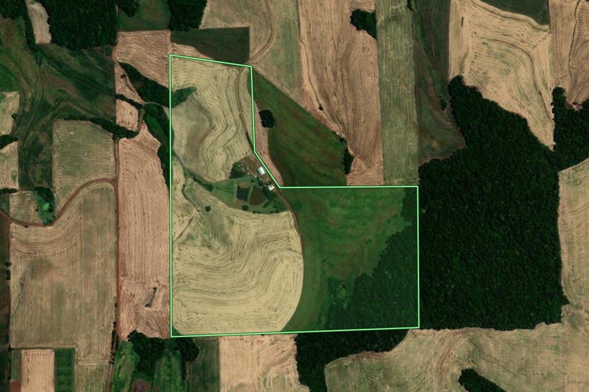 Imagem de satélite do imóvel rural em Barra Funda (RS), com o contorno declarado no CAR desenhado por cima.