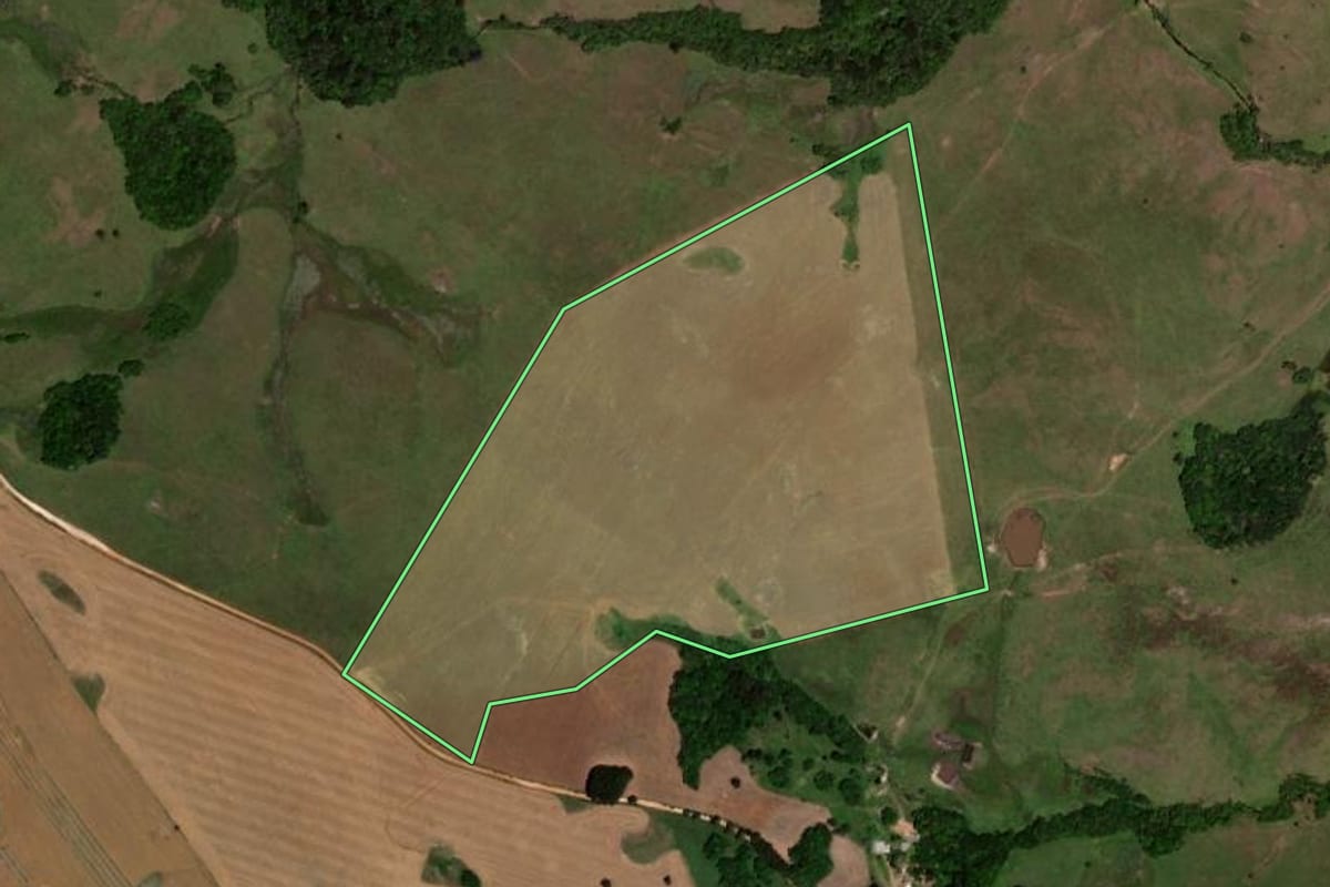 Imagem de satélite do imóvel rural em Barros Cassal (RS), com o contorno declarado no CAR desenhado por cima.