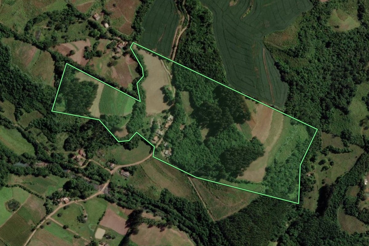 Imagem de satélite do imóvel rural em Barros Cassal (RS), com o contorno declarado no CAR desenhado por cima.