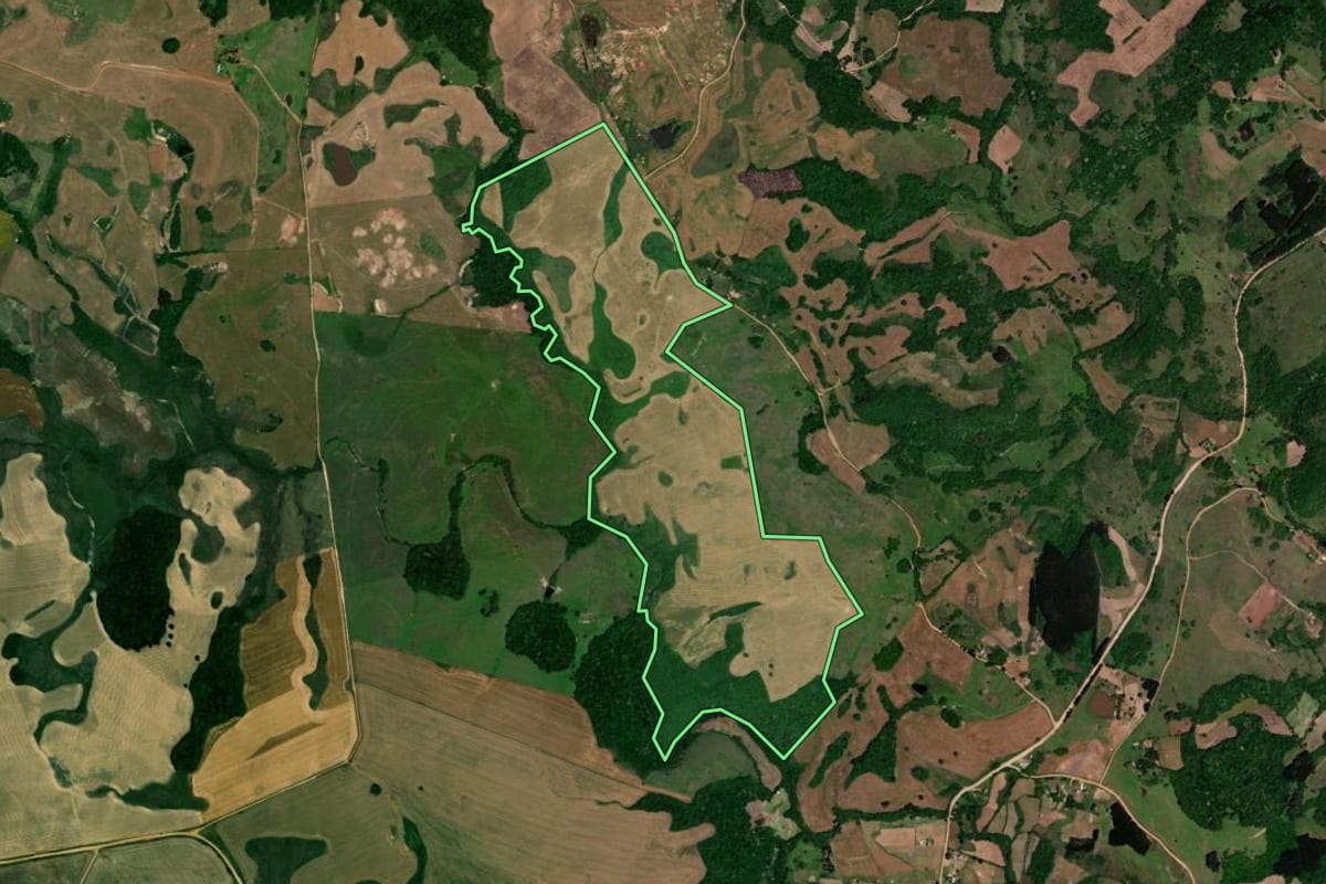Imagem de satélite do imóvel rural em Barros Cassal (RS), com o contorno declarado no CAR desenhado por cima.