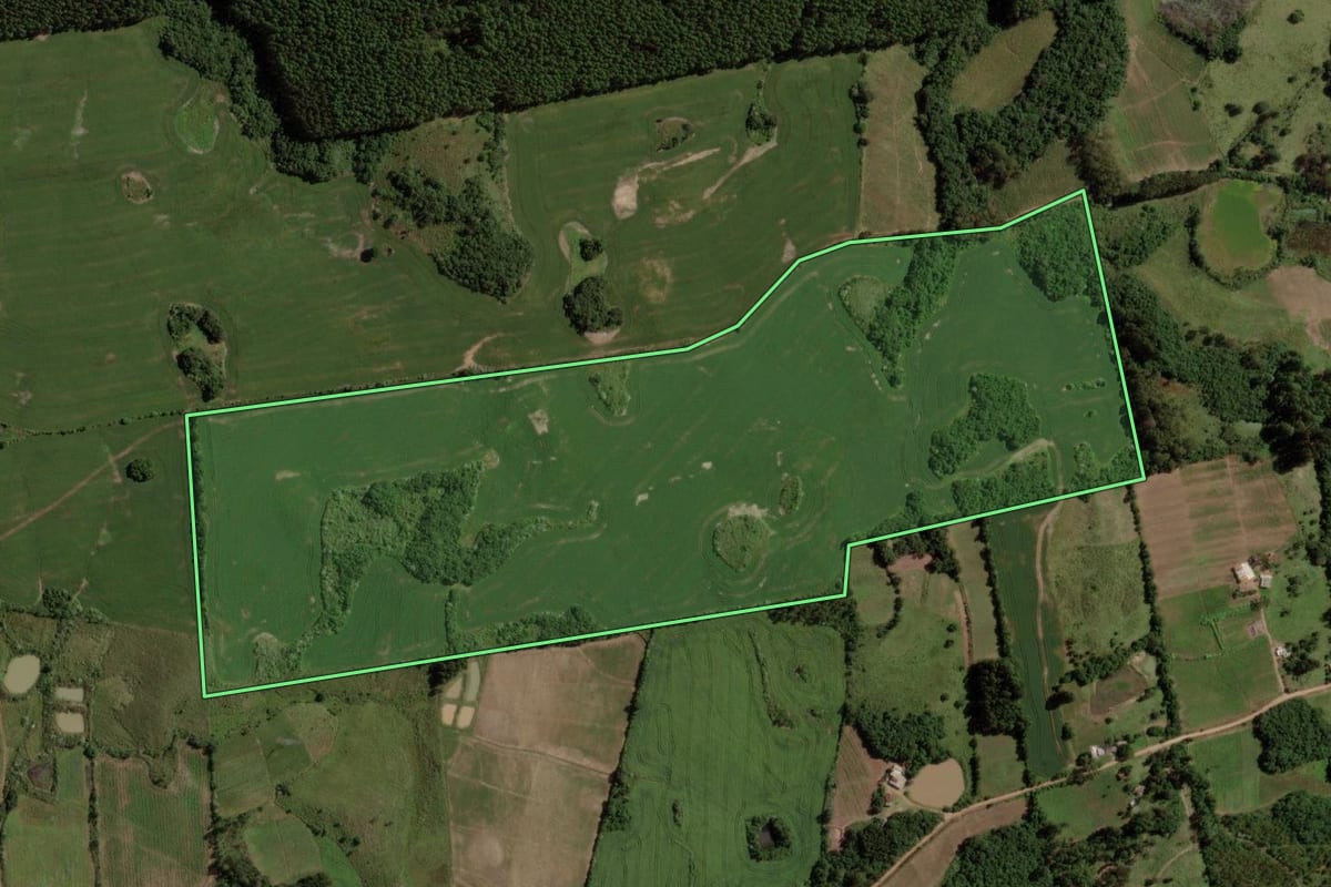 Imagem de satélite do imóvel rural em Barros Cassal (RS), com o contorno declarado no CAR desenhado por cima.