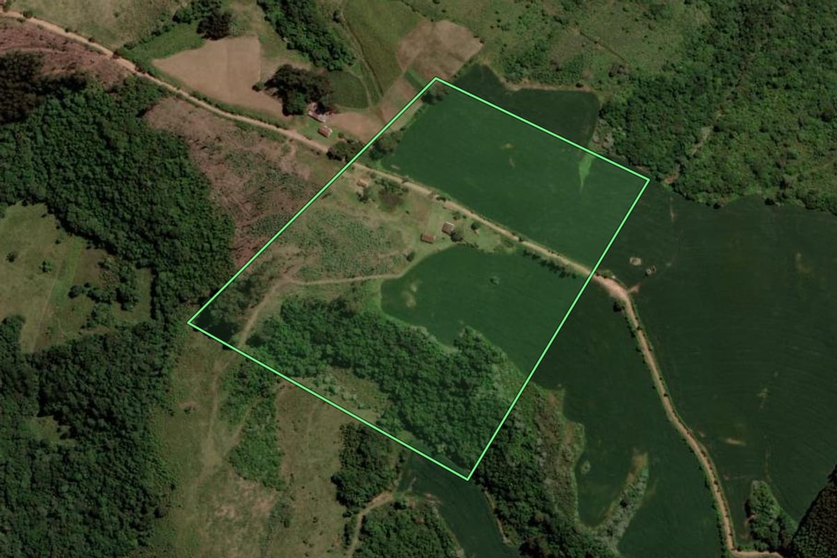 Imagem de satélite do imóvel rural em Barros Cassal (RS), com o contorno declarado no CAR desenhado por cima.