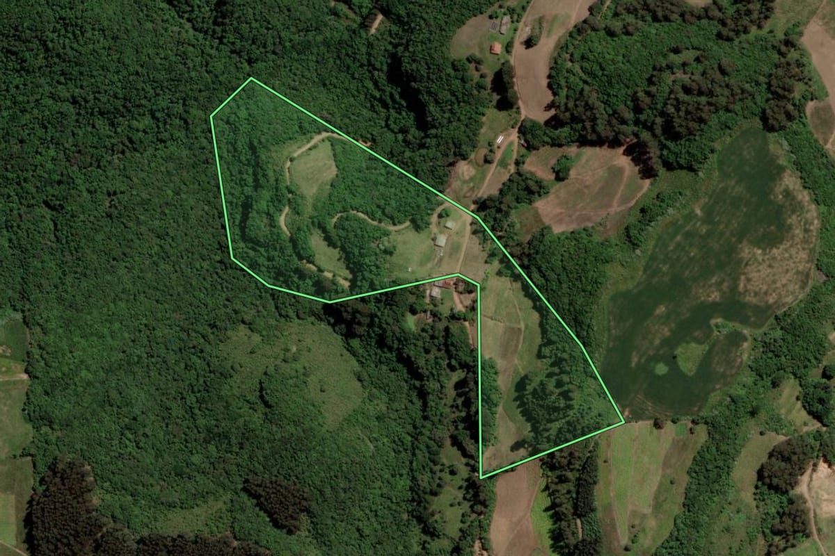 Imagem de satélite do imóvel rural em Barros Cassal (RS), com o contorno declarado no CAR desenhado por cima.