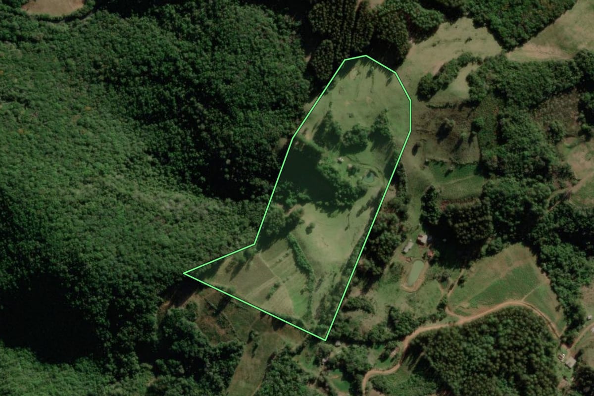 Imagem de satélite do imóvel rural em Barros Cassal (RS), com o contorno declarado no CAR desenhado por cima.