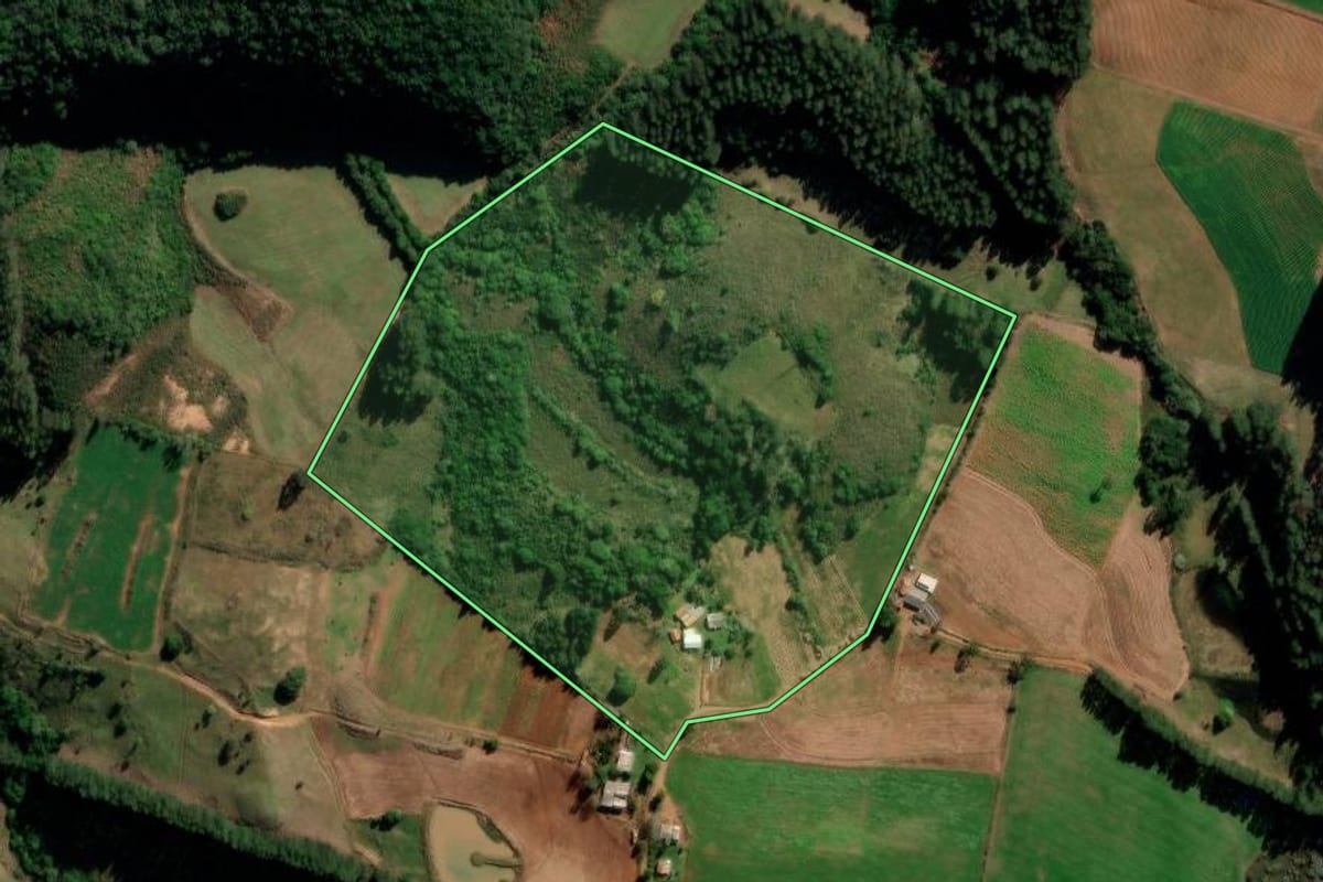 Imagem de satélite do imóvel rural em Barros Cassal (RS), com o contorno declarado no CAR desenhado por cima.