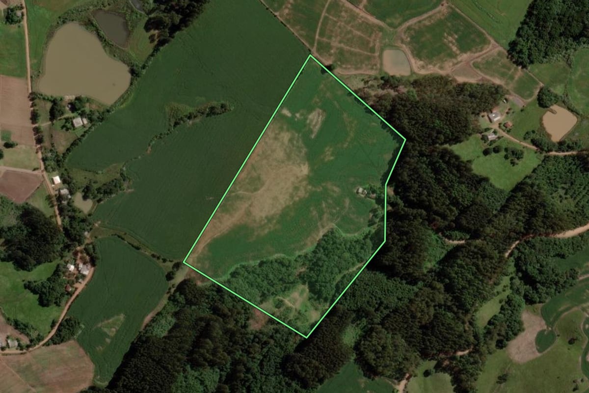 Imagem de satélite do imóvel rural em Barros Cassal (RS), com o contorno declarado no CAR desenhado por cima.