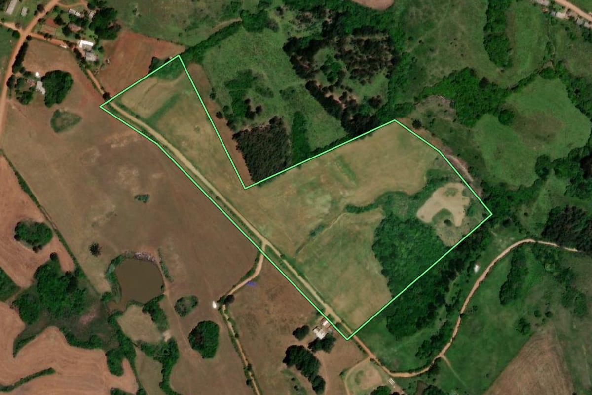 Imagem de satélite do imóvel rural em Barros Cassal (RS), com o contorno declarado no CAR desenhado por cima.