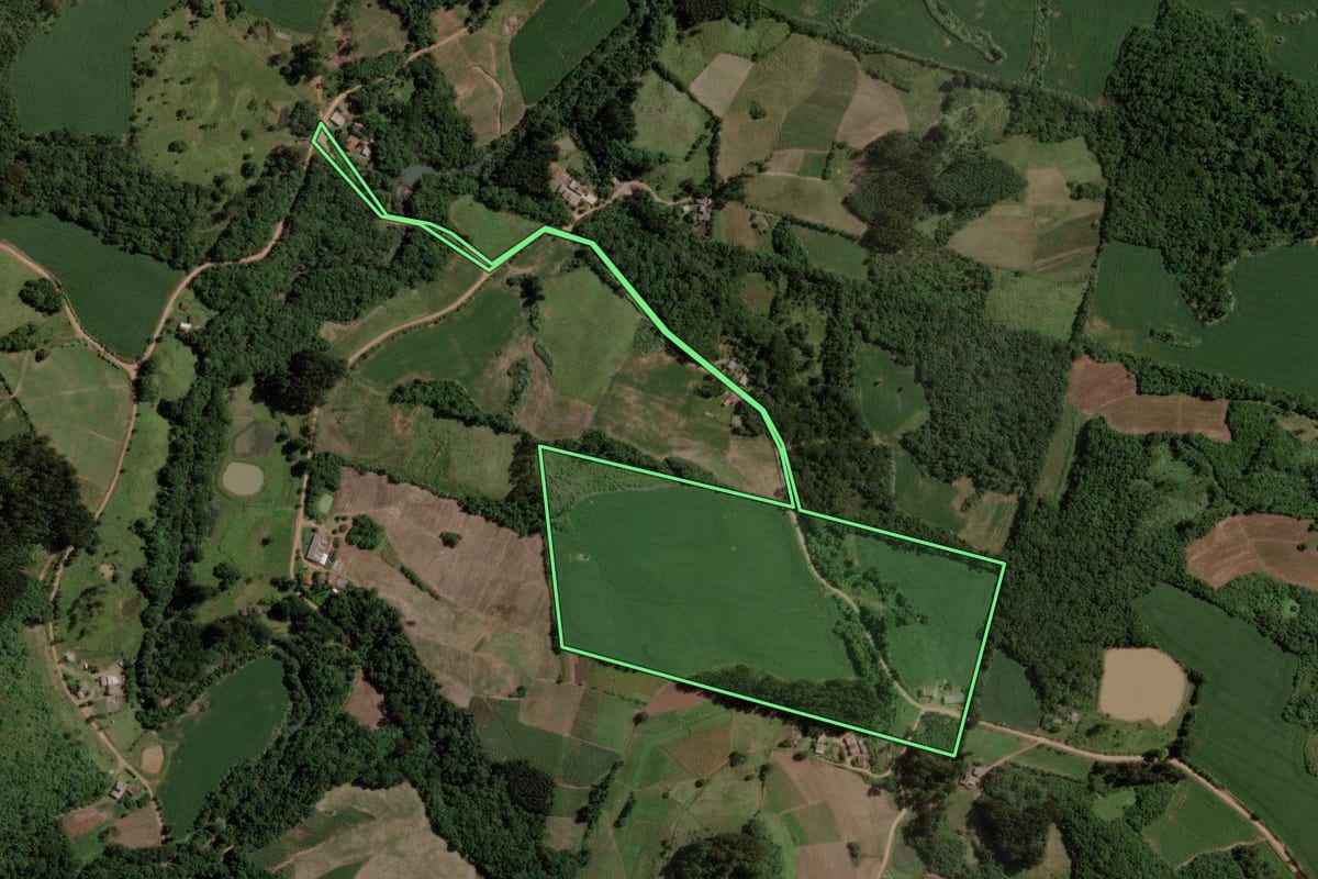 Imagem de satélite do imóvel rural em Barros Cassal (RS), com o contorno declarado no CAR desenhado por cima.