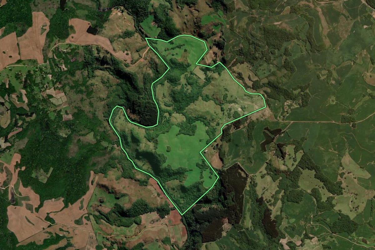 Imagem de satélite do imóvel rural em Barros Cassal (RS), com o contorno declarado no CAR desenhado por cima.