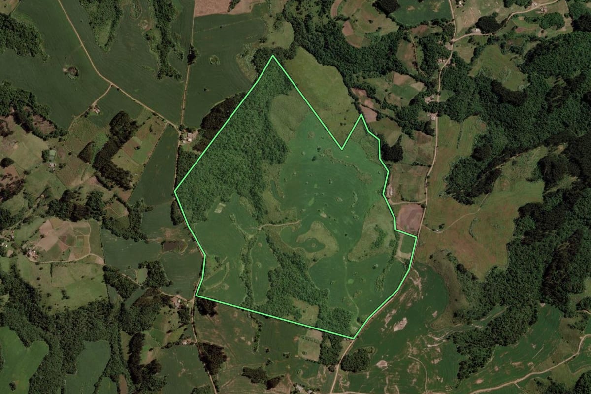 Imagem de satélite do imóvel rural em Barros Cassal (RS), com o contorno declarado no CAR desenhado por cima.