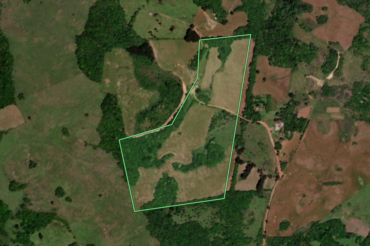Imagem de satélite do imóvel rural em Barros Cassal (RS), com o contorno declarado no CAR desenhado por cima.