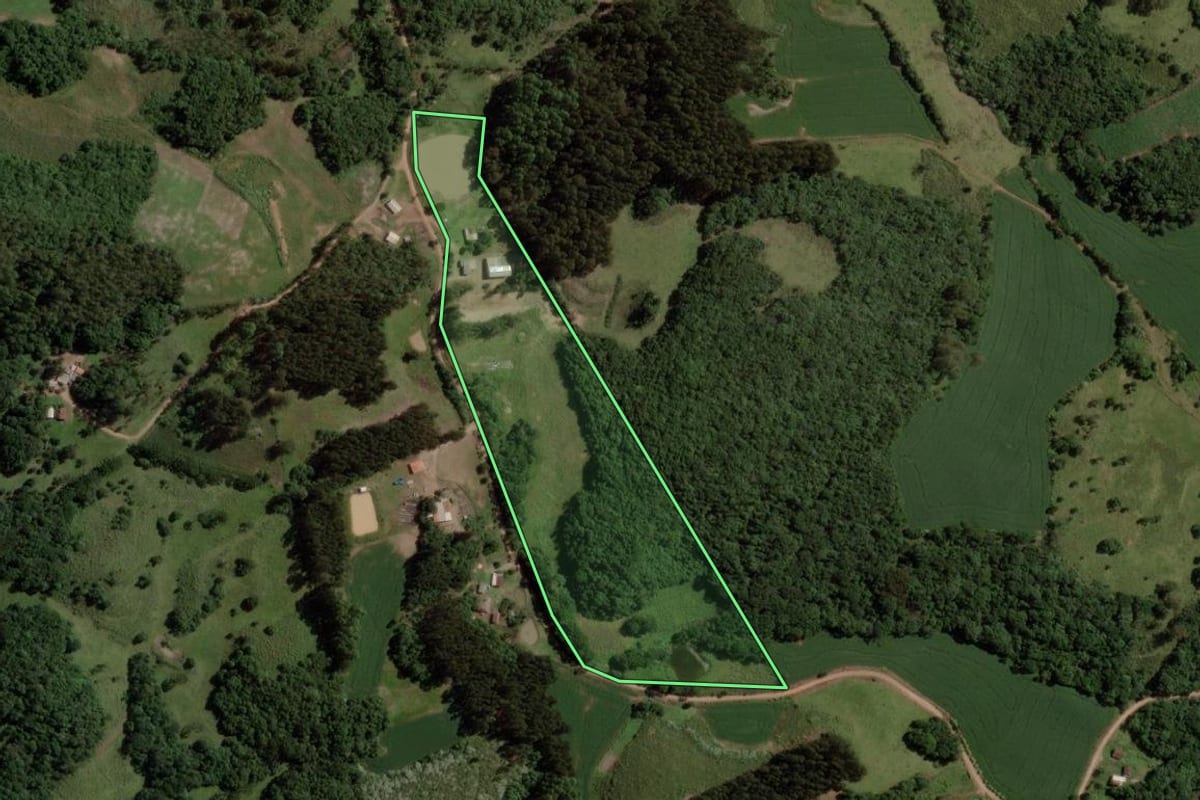 Imagem de satélite do imóvel rural em Barros Cassal (RS), com o contorno declarado no CAR desenhado por cima.