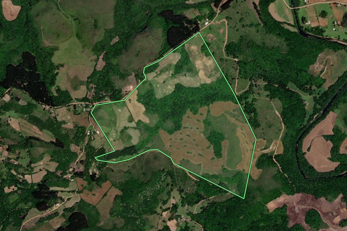 Imagem de satélite do imóvel rural em Barros Cassal (RS), com o contorno declarado no CAR desenhado por cima.