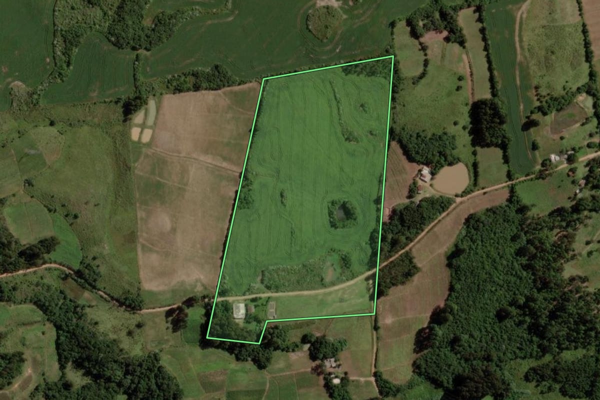 Imagem de satélite do imóvel rural em Barros Cassal (RS), com o contorno declarado no CAR desenhado por cima.