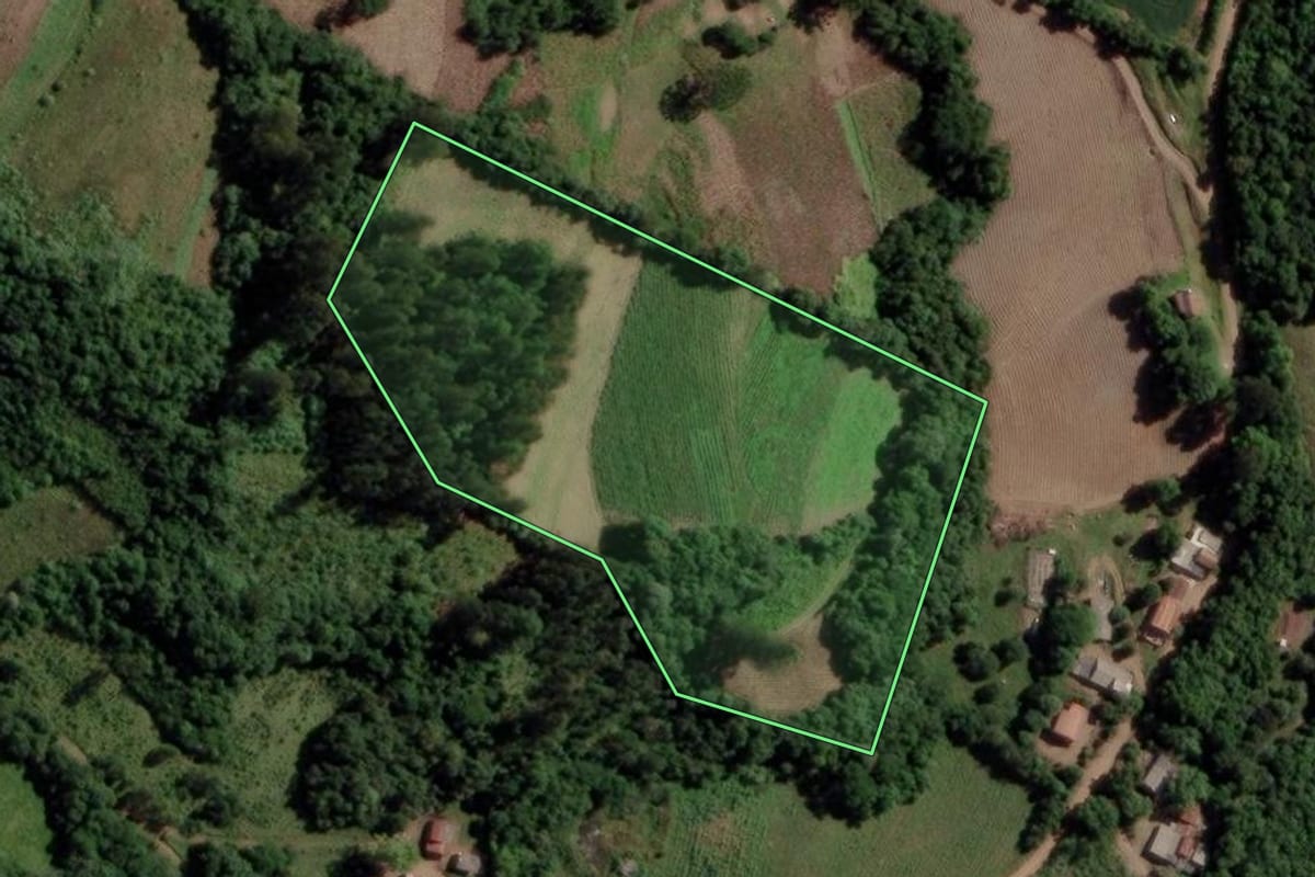 Imagem de satélite do imóvel rural em Barros Cassal (RS), com o contorno declarado no CAR desenhado por cima.