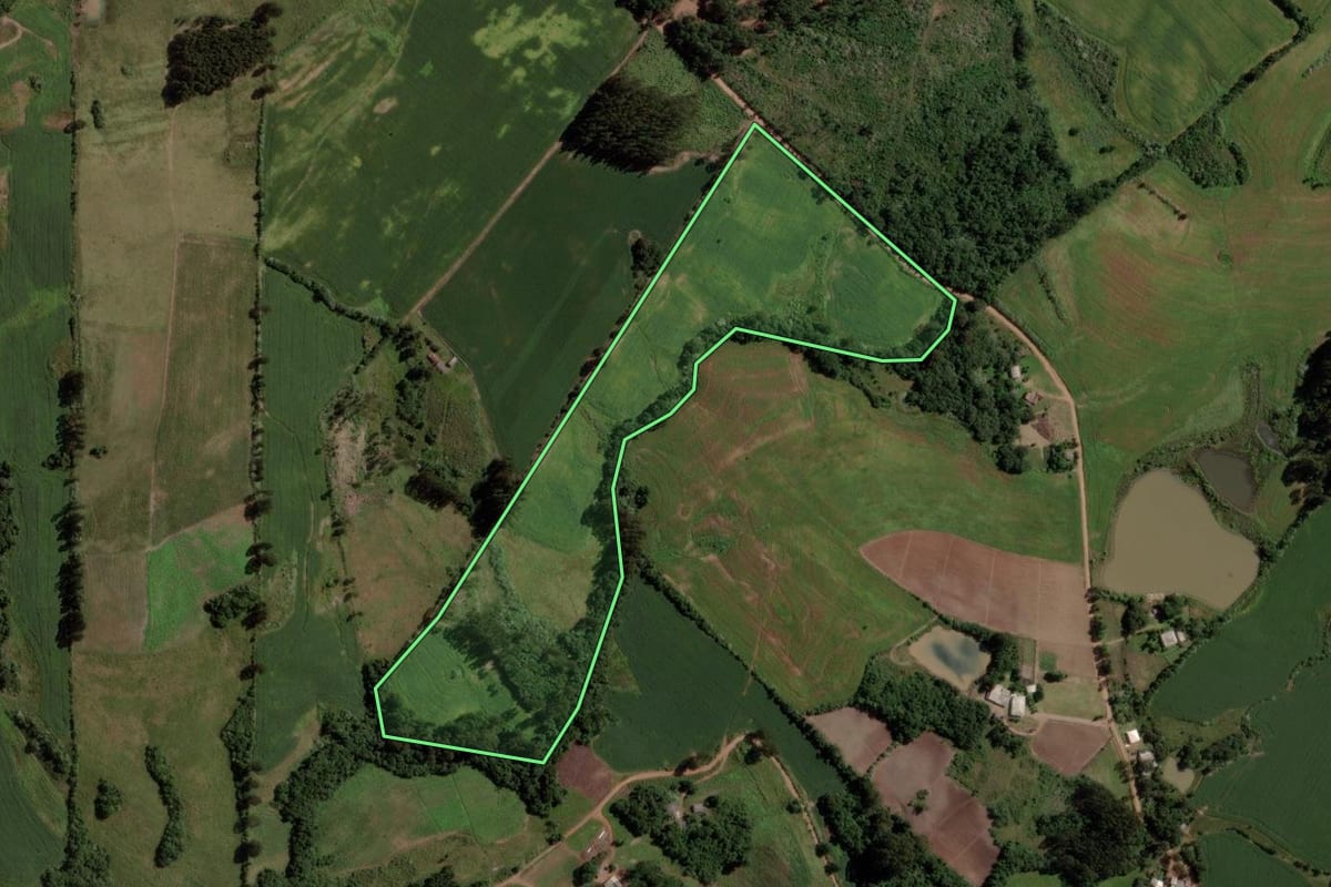 Imagem de satélite do imóvel rural em Barros Cassal (RS), com o contorno declarado no CAR desenhado por cima.
