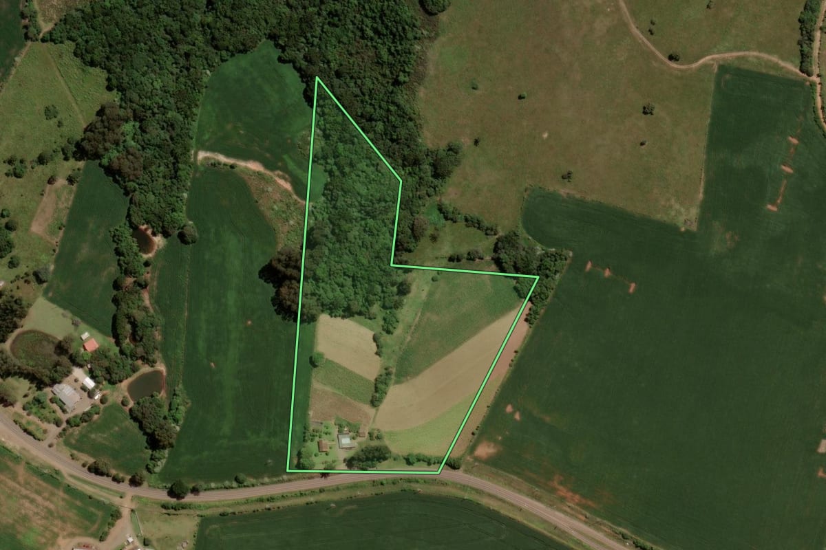 Imagem de satélite do imóvel rural em Barros Cassal (RS), com o contorno declarado no CAR desenhado por cima.
