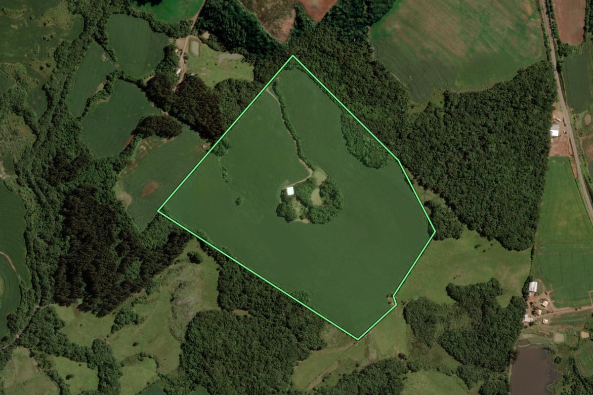 Imagem de satélite do imóvel rural em Barros Cassal (RS), com o contorno declarado no CAR desenhado por cima.