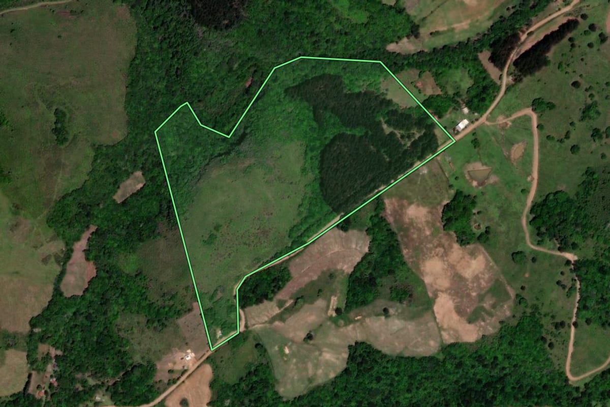 Imagem de satélite do imóvel rural em Barros Cassal (RS), com o contorno declarado no CAR desenhado por cima.