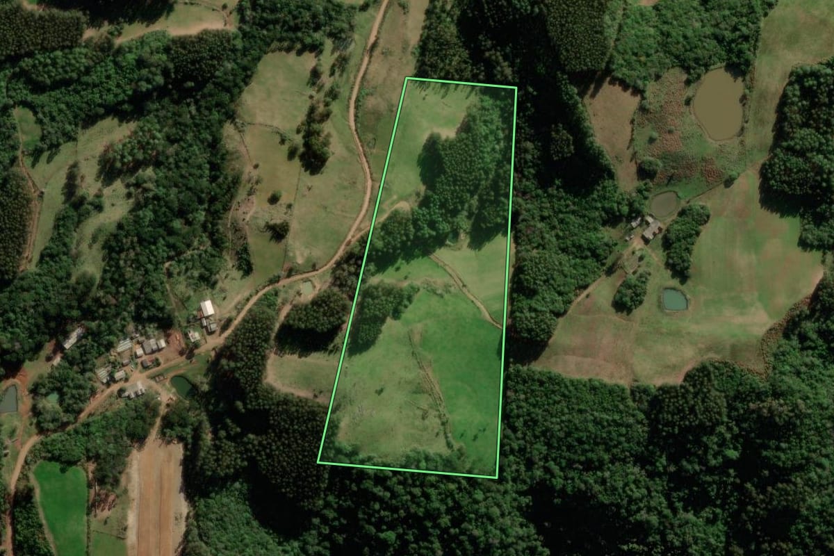 Imagem de satélite do imóvel rural em Barros Cassal (RS), com o contorno declarado no CAR desenhado por cima.