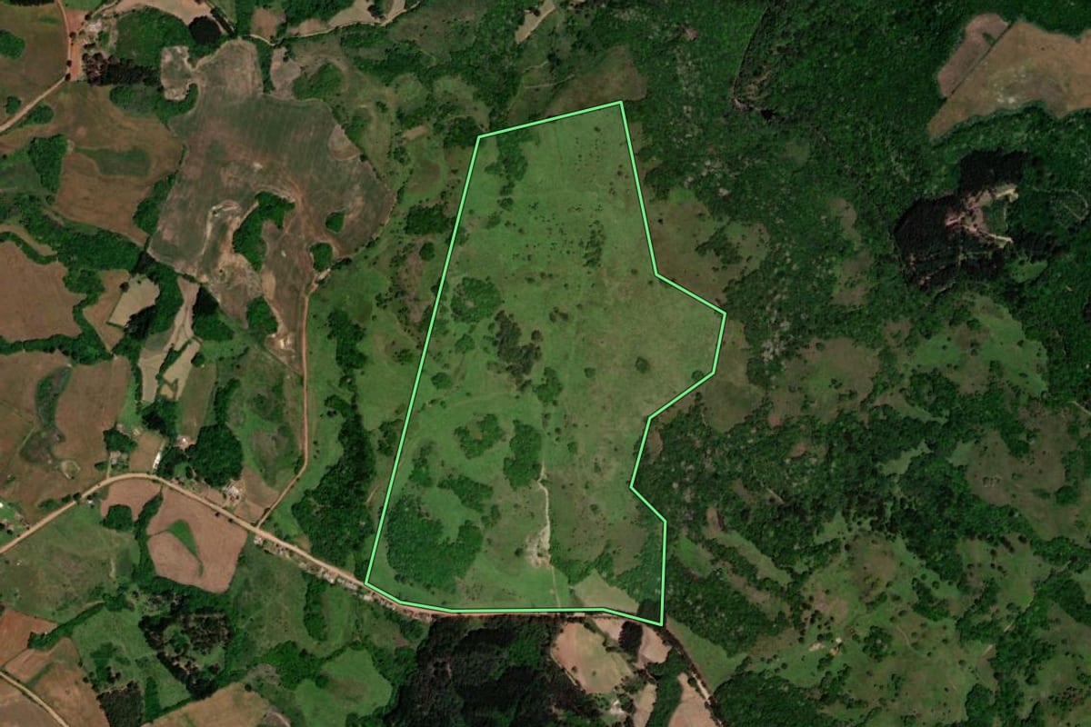 Imagem de satélite do imóvel rural em Barros Cassal (RS), com o contorno declarado no CAR desenhado por cima.