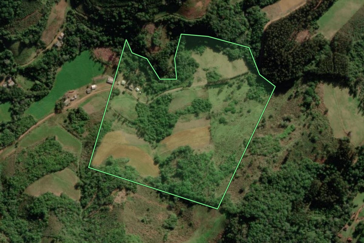Imagem de satélite do imóvel rural em Barros Cassal (RS), com o contorno declarado no CAR desenhado por cima.