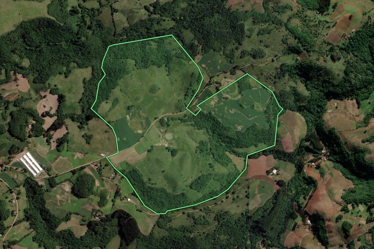 Imagem de satélite do imóvel rural em Barros Cassal (RS), com o contorno declarado no CAR desenhado por cima.