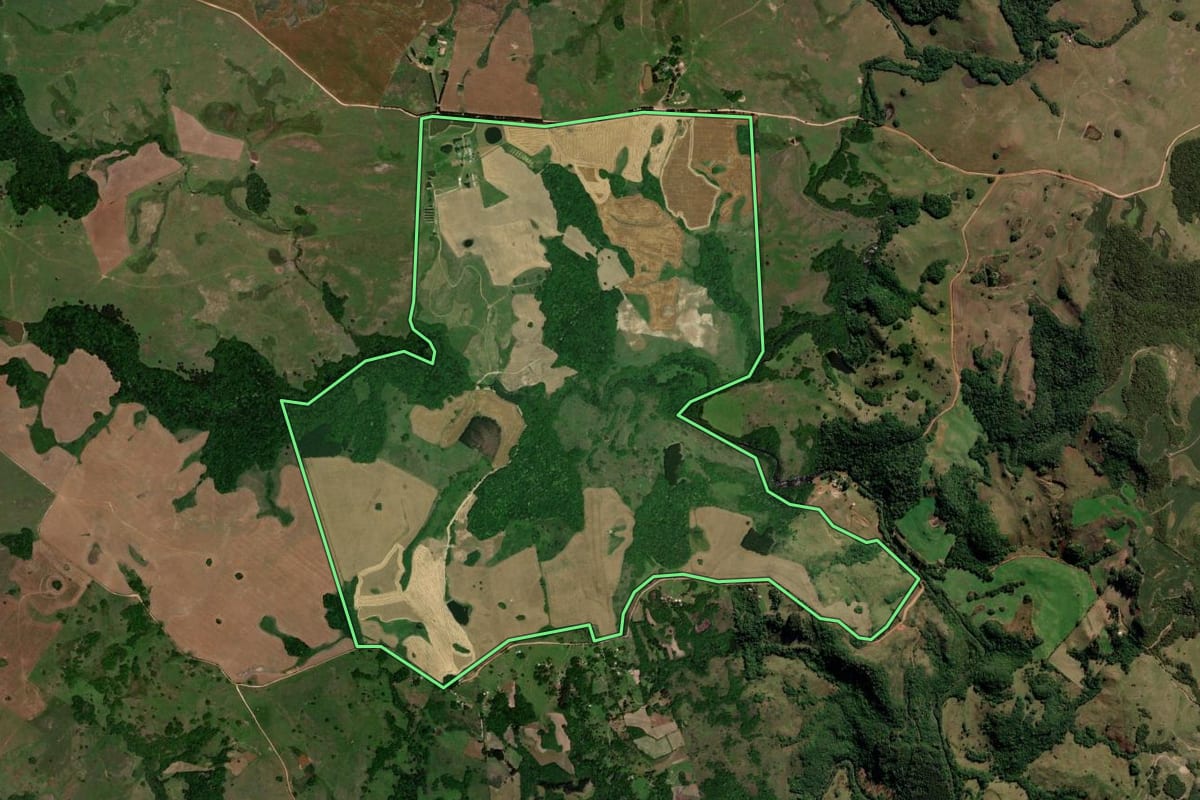 Imagem de satélite do imóvel rural em Barros Cassal (RS), com o contorno declarado no CAR desenhado por cima.