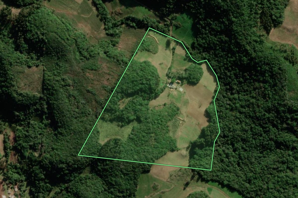 Imagem de satélite do imóvel rural em Barros Cassal (RS), com o contorno declarado no CAR desenhado por cima.