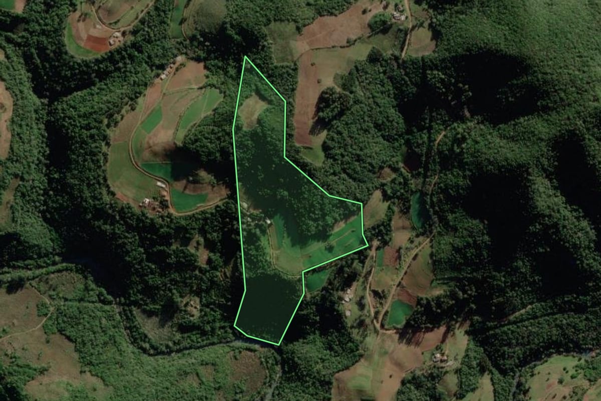 Imagem de satélite do imóvel rural em Barros Cassal (RS), com o contorno declarado no CAR desenhado por cima.