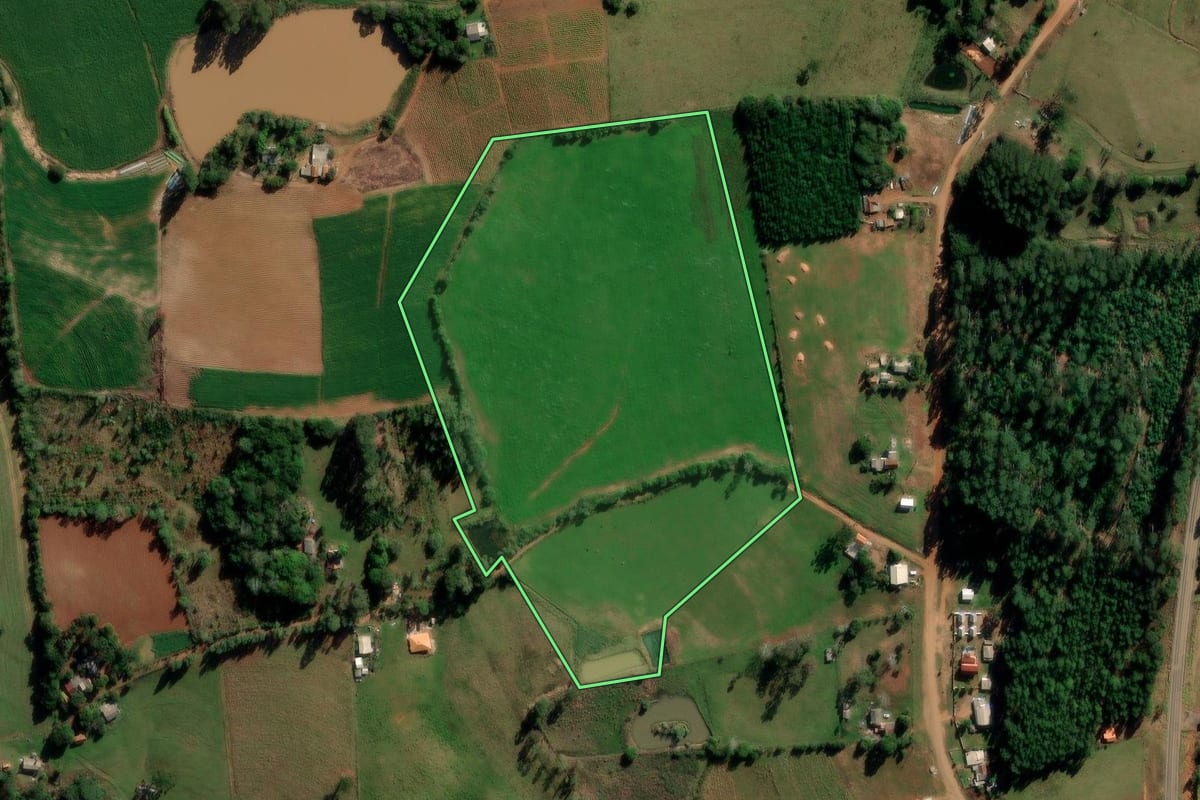 Imagem de satélite do imóvel rural em Barros Cassal (RS), com o contorno declarado no CAR desenhado por cima.