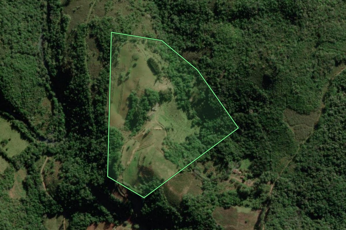 Imagem de satélite do imóvel rural em Barros Cassal (RS), com o contorno declarado no CAR desenhado por cima.