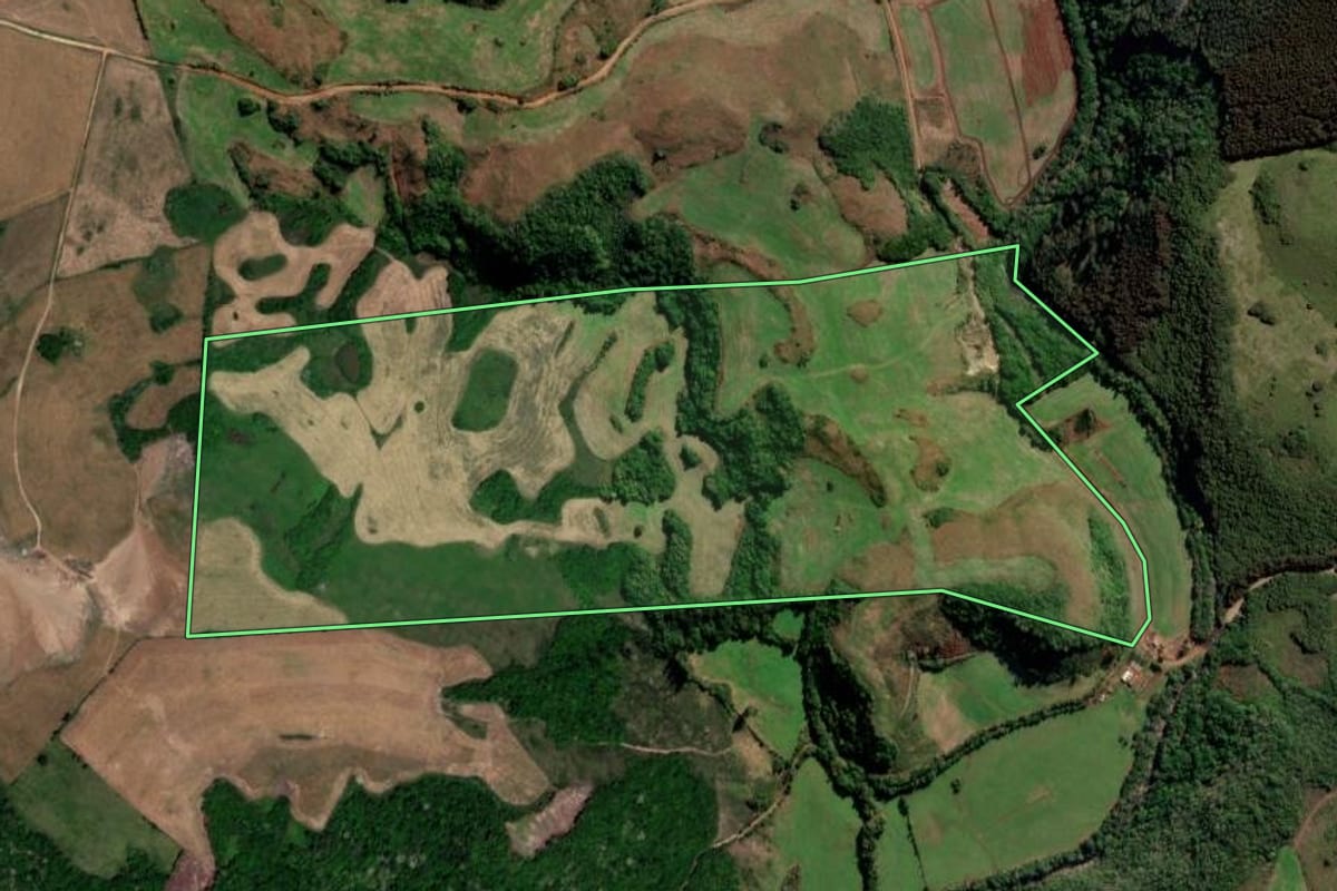 Imagem de satélite do imóvel rural em Barros Cassal (RS), com o contorno declarado no CAR desenhado por cima.