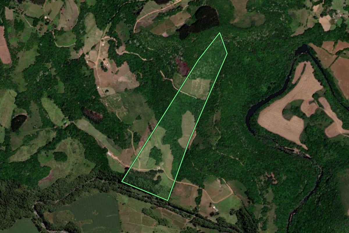Imagem de satélite do imóvel rural em Barros Cassal (RS), com o contorno declarado no CAR desenhado por cima.
