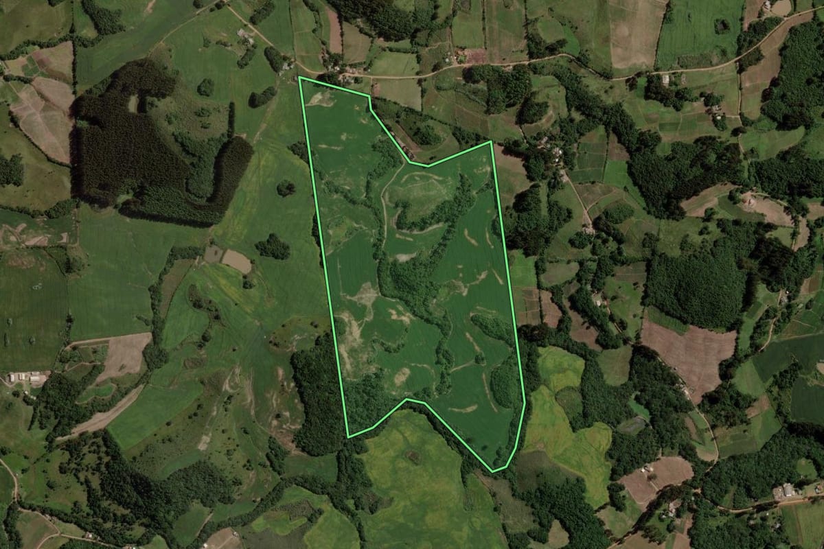 Imagem de satélite do imóvel rural em Barros Cassal (RS), com o contorno declarado no CAR desenhado por cima.