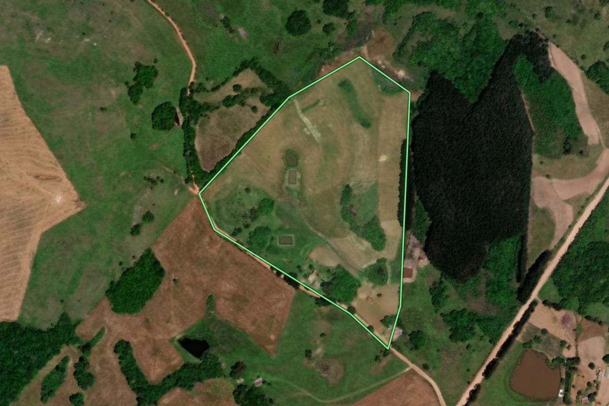 Imagem de satélite do imóvel rural em Barros Cassal (RS), com o contorno declarado no CAR desenhado por cima.