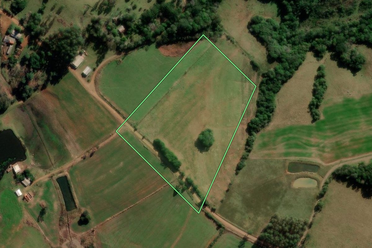 Imagem de satélite do imóvel rural em Barros Cassal (RS), com o contorno declarado no CAR desenhado por cima.
