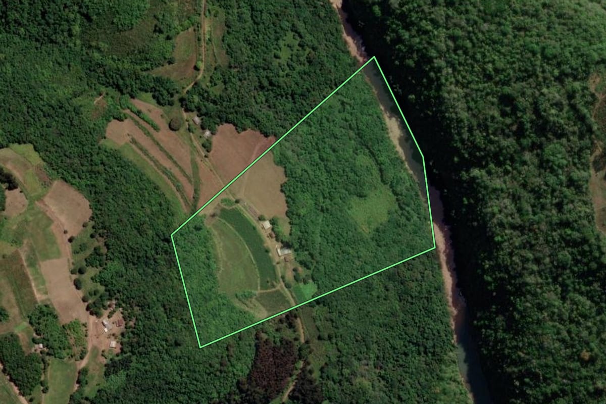 Imagem de satélite do imóvel rural em Barros Cassal (RS), com o contorno declarado no CAR desenhado por cima.