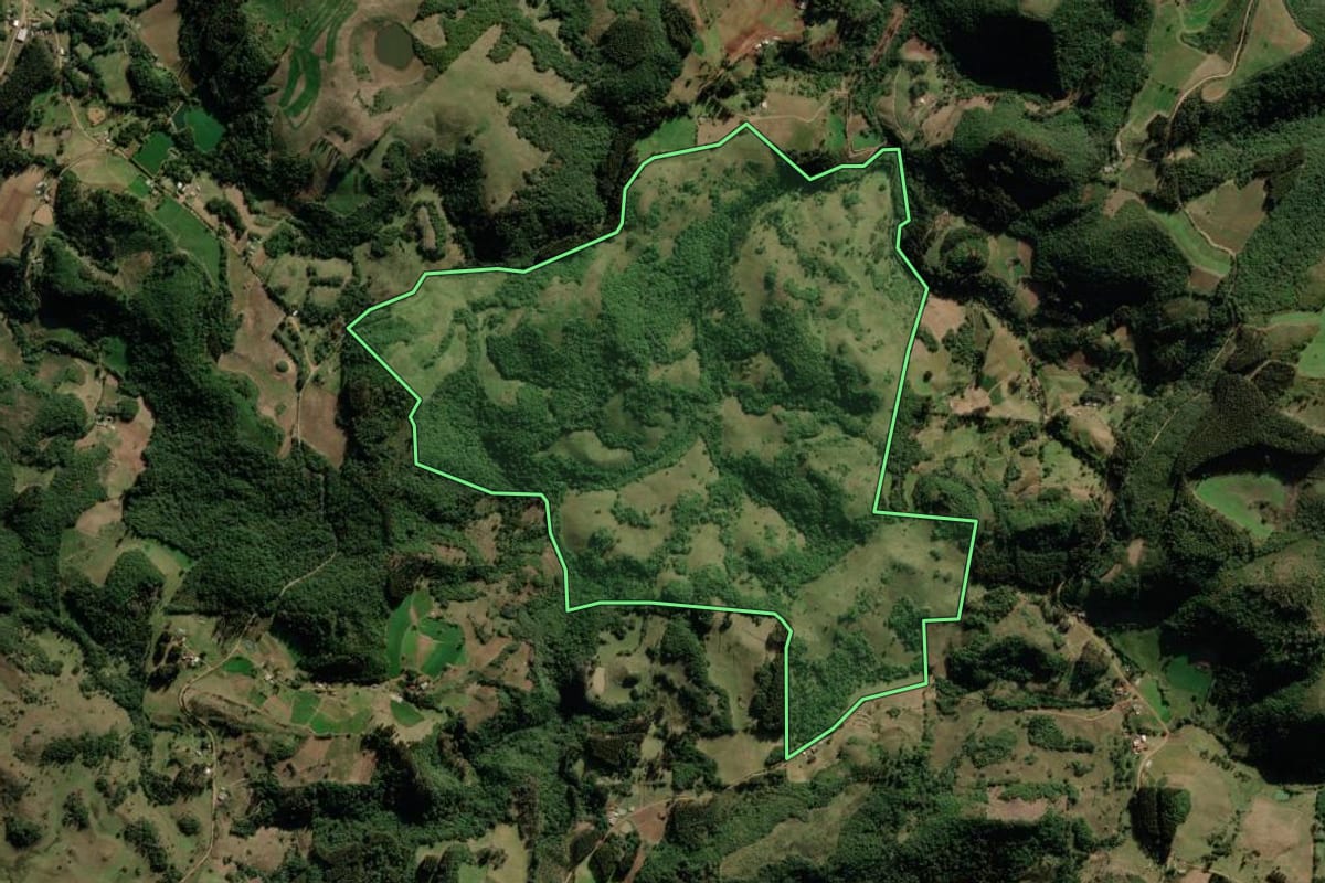 Imagem de satélite do imóvel rural em Barros Cassal (RS), com o contorno declarado no CAR desenhado por cima.