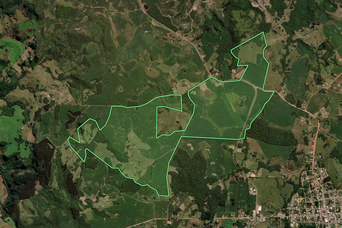 Imagem de satélite do imóvel rural em Barros Cassal (RS), com o contorno declarado no CAR desenhado por cima.