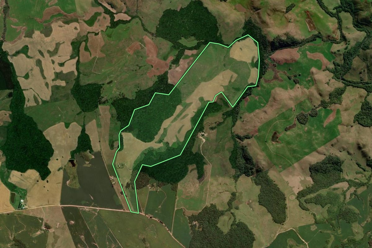 Imagem de satélite do imóvel rural em Barros Cassal (RS), com o contorno declarado no CAR desenhado por cima.