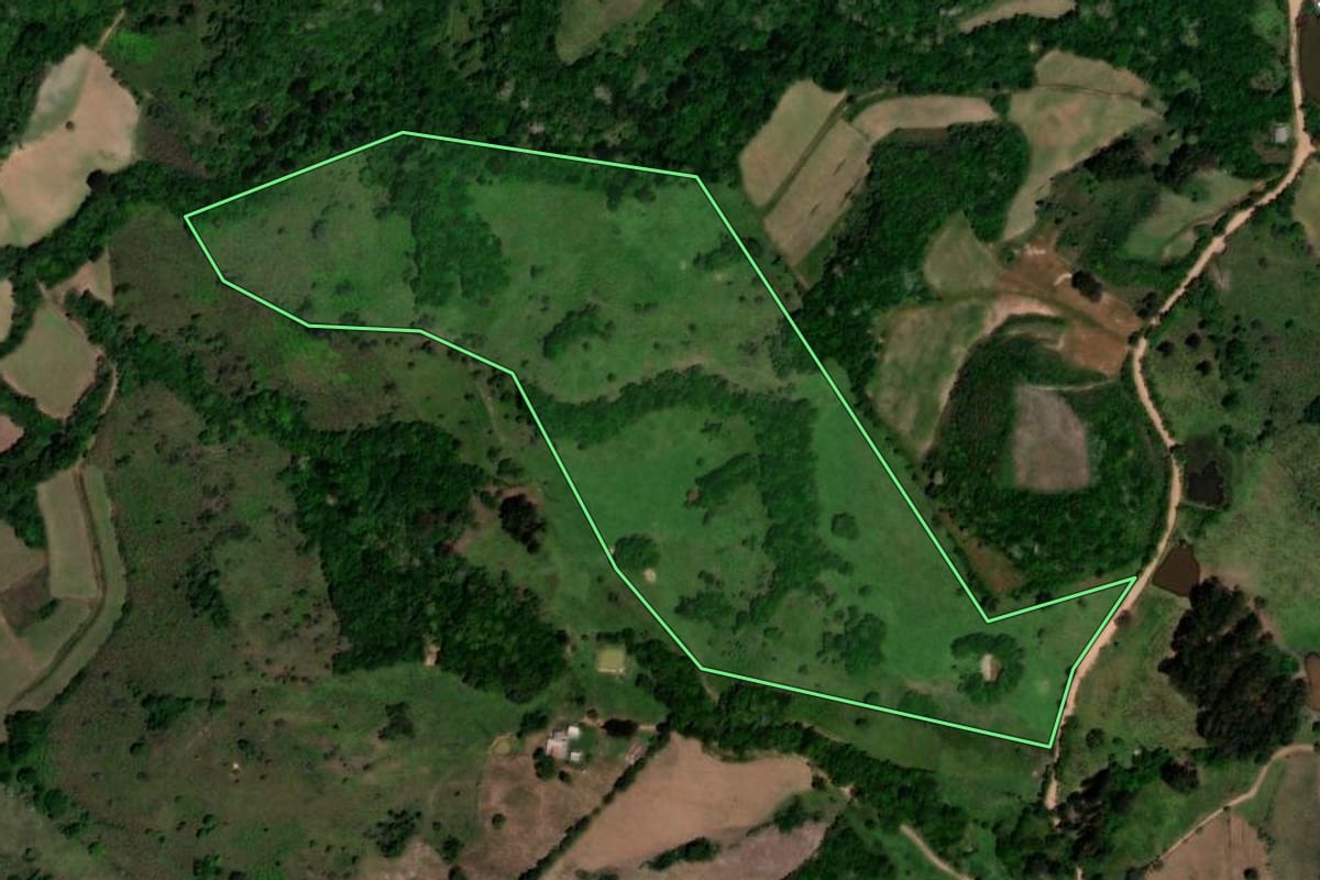 Imagem de satélite do imóvel rural em Barros Cassal (RS), com o contorno declarado no CAR desenhado por cima.