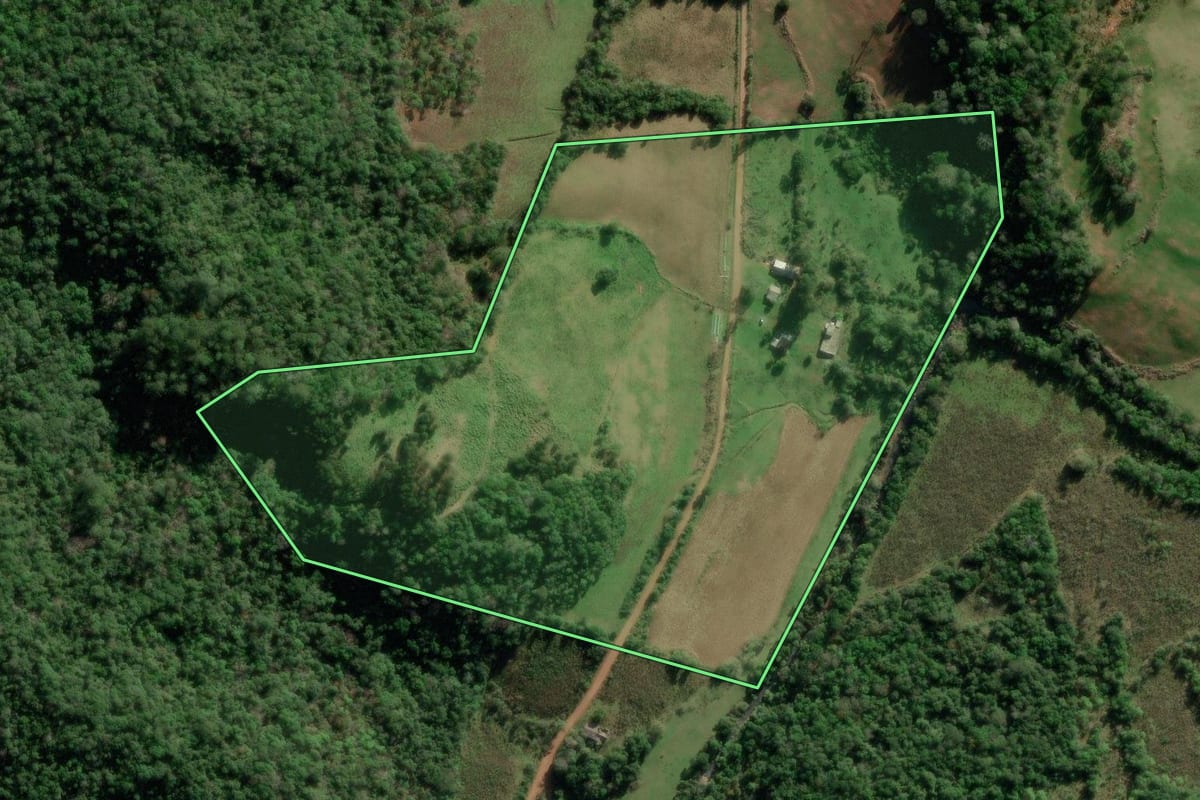 Imagem de satélite do imóvel rural em Barros Cassal (RS), com o contorno declarado no CAR desenhado por cima.