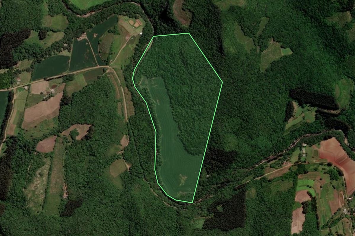 Imagem de satélite do imóvel rural em Barros Cassal (RS), com o contorno declarado no CAR desenhado por cima.
